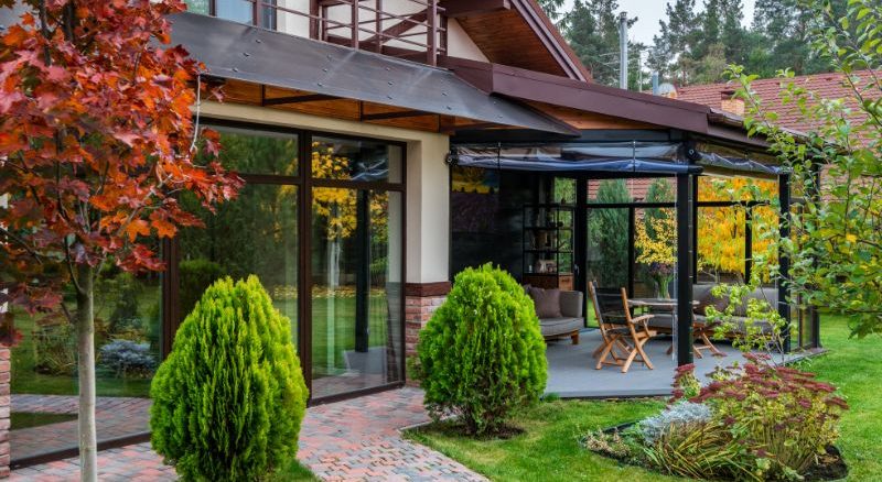 Glasschiebetüren und Aluminium Überdachungen als stilvolle Ergänzungen für Ihr Zuhause