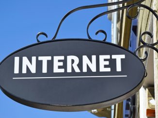 Digitale vs. physische Beschilderung: Vor- und Nachteile im Vergleich