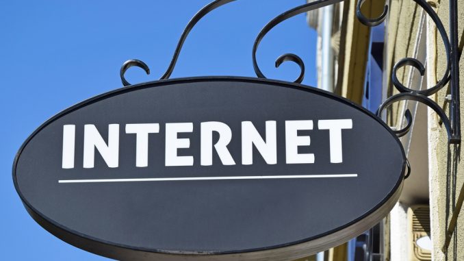 Digitale vs. physische Beschilderung: Vor- und Nachteile im Vergleich Digitale vs. physische Beschilderung: Vor- und Nachteile im Vergleich